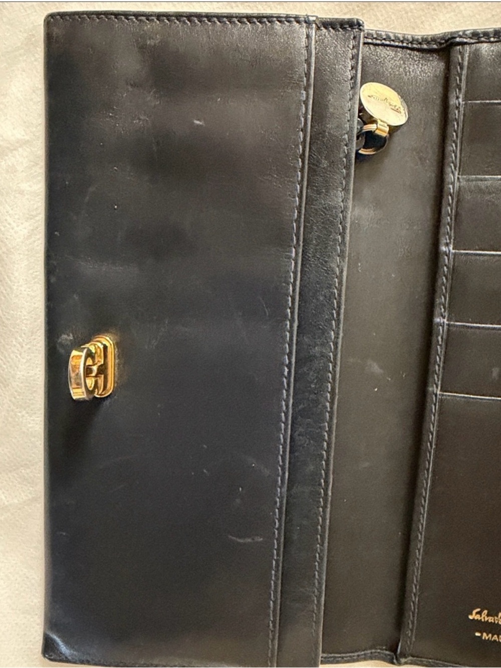 ✨ Authentic Salvatore Ferragamo Black Leather Wallet with unbranded Gold Chain ✨ - Picture 8 of 10